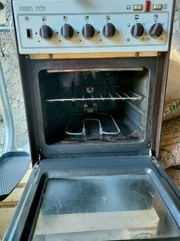 Plynový sporák MORA s elektrickou rúrou.