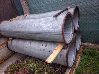 Potrubie (rúry) na stavebnú suť s transportným vozíkom.