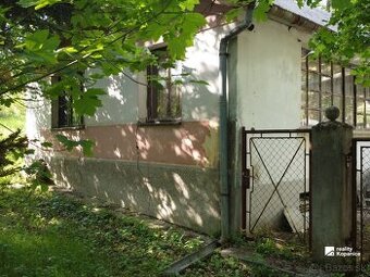 Dva staršie domy uprostred lesa – romantika a pokoj