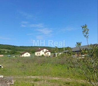 BENIAKOVCE - rovinatý pozemok 691 m2 na výstavbu RD