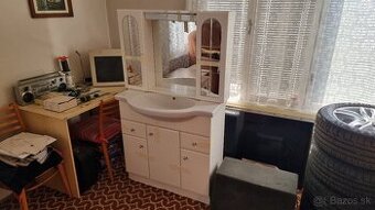 Skrinka s umývadlom + skrinka so zrkadlom