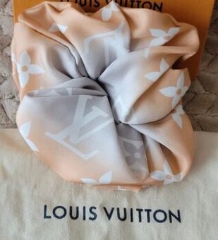 Hodvabna Louis Vuitton ozdoba do vlasov gumicka monogram
