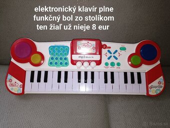 Rôzne hračky autá lietadlá