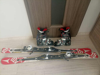 lyžiarky a lyže Atomic