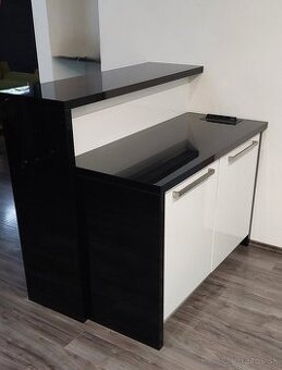 Barový pult s úložným priestorom