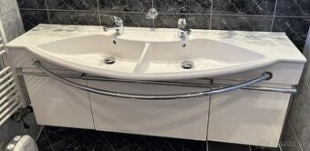 Dvojité umývadlo zo všetkým na fotke