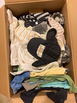 Celá krabica s oblečením pre batoľa (55 ks)