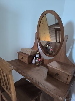 Toaletny stolik so stolickou