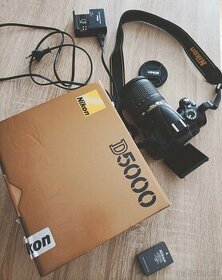Predám Nikon D5000 s objektívom a nabíjačkou - 1
