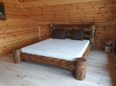Masívna zrubová drevená posteľ
