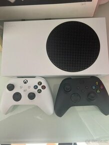 Xbox S Microsoft a 2 ovládače