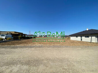 Pozemok (969 m2) so stavebným povolením+ projekt Malý Lapáš