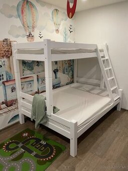 Poschodová posteľ s rozšíreným spodným lôžkom