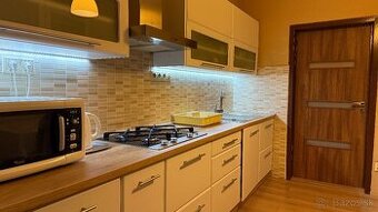 Ponúkam Vám na predaj 3 izbový byt s loggiou na Pereckej ul.