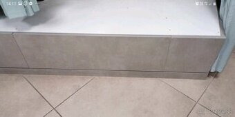 Darujem podstavec so zásuvkami.