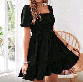 Šaty s štvorcovým výstrihom a nariaseným lemom S