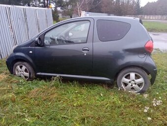 Predám Toyota na náhradné diely. Automat..