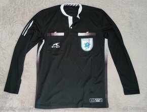 Dres rozhodca Adidas, Atack