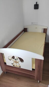 Matrac + 2 plachty + postel