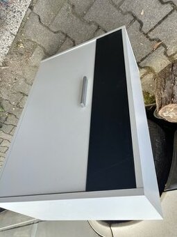 skrinka do kupelne vešiak so zrkadlom