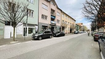 Štvorpodlažná budova v centre Piešťan na podnikanie, či býva