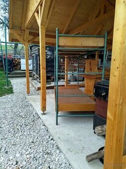 Železná poschodová posteľ