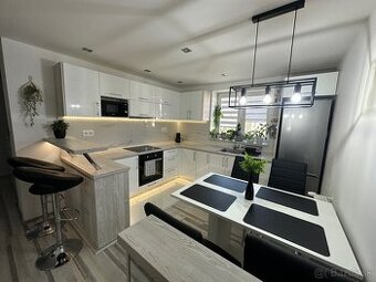 Na prenajom 2 izbový kompletne zrekonštruovaný byt v Komárne