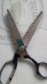 Predám zúbkované nožnice,kravaty,látky zo socializmu