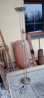 Stojaca lampa s lampou na čítanie