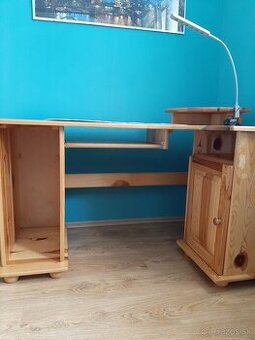 Dreveny pisaci stolik