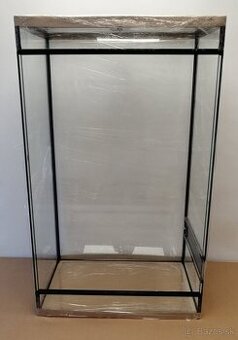 Väčšie terárium orientované na výšku