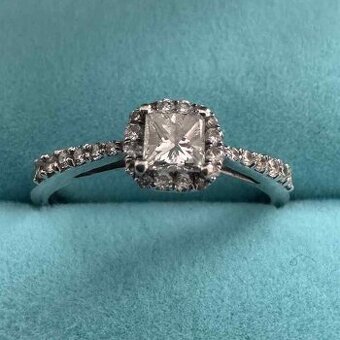 Luxusný briliantový prsteň (0,42 ct) – 14kt biele zlato