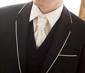 Oblek s vestou a kravatou AKCIA