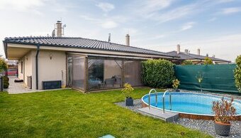 Moderný 4-izbový dom s bazénom, krytou terasou a súkrom?