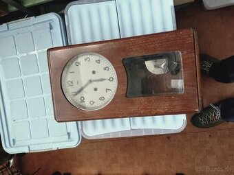 Nástenné odbíjacie hodiny Prim