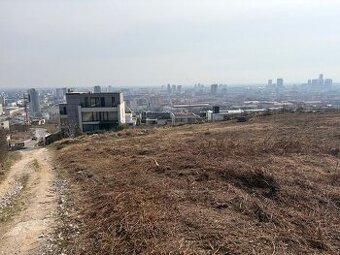 Predaj lukratívneho 885 m2 stavebného pozemku na Kolibe - Ah