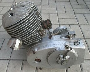 starý pretěkový motor jawa čz kývačka pérák suťažny scott