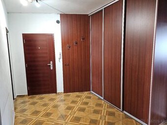 Zaujímavý 4 izbový byt v úplnom centre mesta KNM