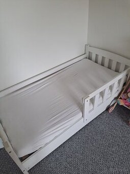 Biela detska postel s matracom