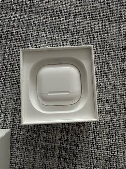 AirPods 4