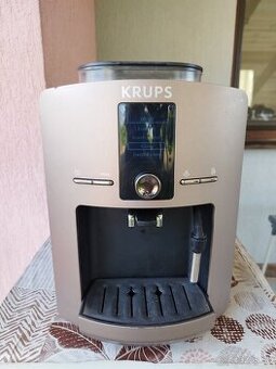 Automatický kávovar Krups na zrnkovu kávu
