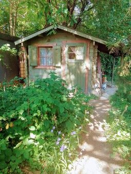 Drevená chatka s prístreškom