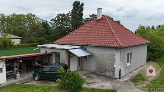 Veľký priestranný pozemok o rozlohe 7445 m2 s RD, Jelka