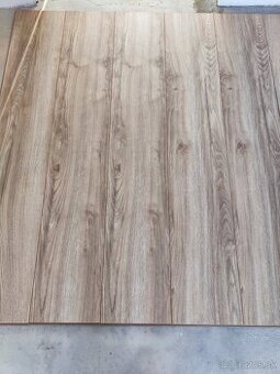 Predám 14m² lam.podlahy 8mm,plus soklové lišty a izoláciu.