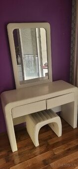Kozmetický stolik