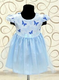 Detské šaty modrej farby s motýlikmi