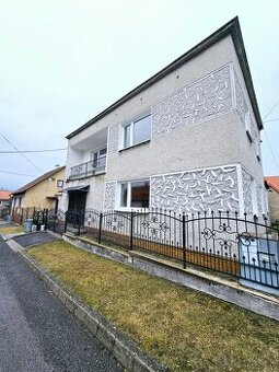 NA PREDAJ: PRIESTRANNÝ 5-IZBOVÝ RODINNÝ DOM V HANDLOVEJ