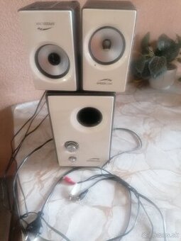Predam domace kino zosilnovač