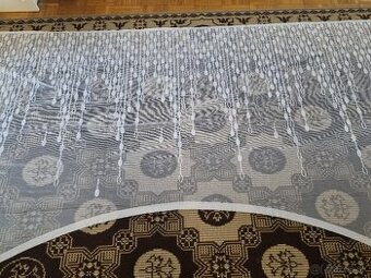 nová biela záclona s oblúkom