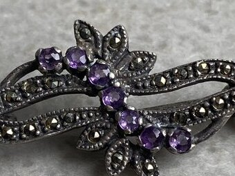 Strieborná brošňa v tvare listu s Amethistami a Marcasitovým